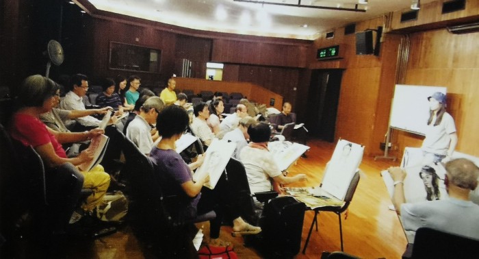 香港美術會每週四在香港大會堂舉辦人物肖像寫生活動